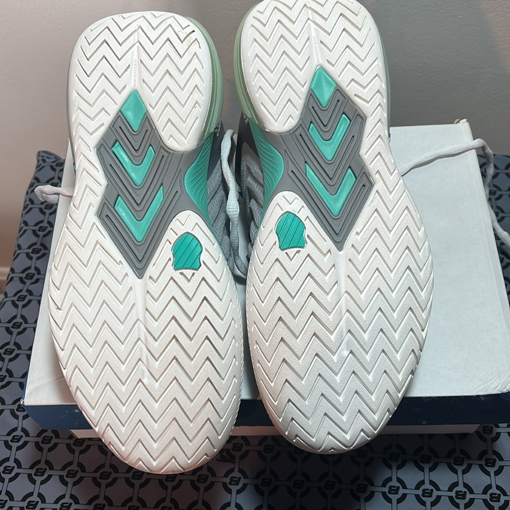 Women’s Tennis Shoes.  Size: 8 - Picture 6 of 8